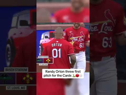 Randy Orton’s first pitch at the Cardinals game ⚾