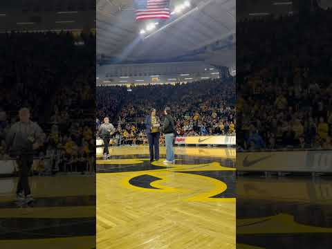 Caitlin Clark accepting ‘Women Athlete of the Year Award’ ๐ #iowa #CaitlinClark #marchmadness