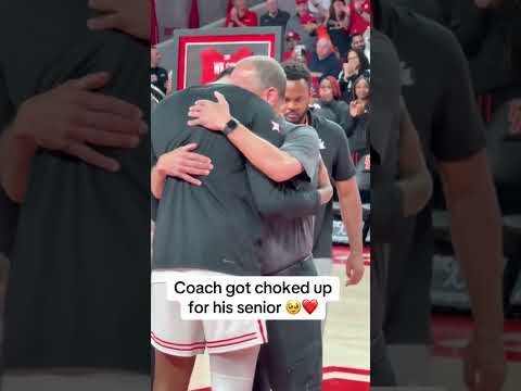 Coach Kelvin Sampson with his senior, J’Wan Roberts ❤️ (via gocoogs1/X)