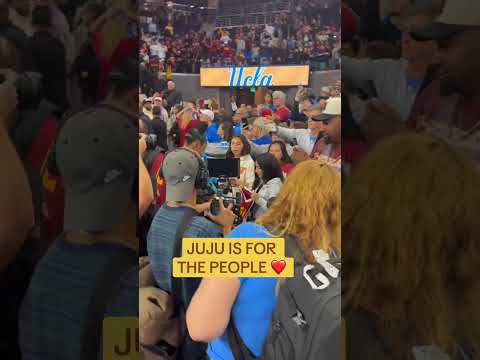 JuJu signing autographs after the big win 🙌