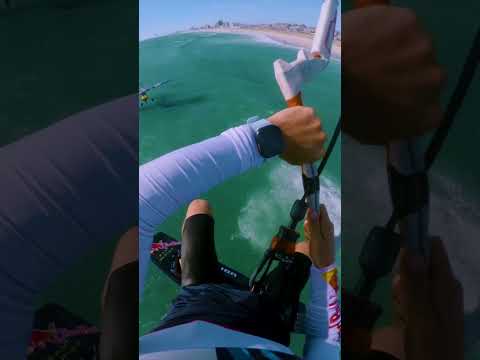 Kiteboarding OVER an airplane 😱 (via @redbull/TT)