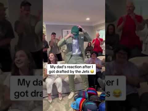 His dad’s reaction to getting drafted by the Jets is everything 😂🙌 (via @robynhaines/IG)