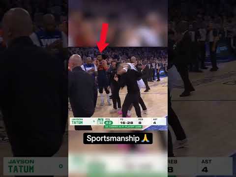 KAT and several Knicks players broke their huddle to clap for Jayson Tatum as he left the floor ❤️