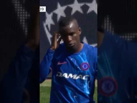 Nicolas Jackson sent off for reckless elbow 🟥