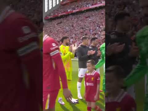 Arsenal give Liverpool guard of honor 👏