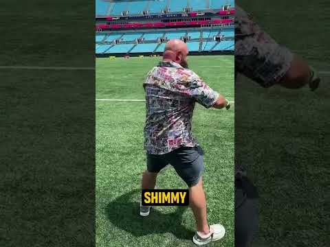 The dancing ump is here just to bring a little joy 🥹🕺🏻 (via thesavbananas/TT)