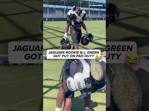 “How are the cleats staying up” 😂 #shorts #nfl