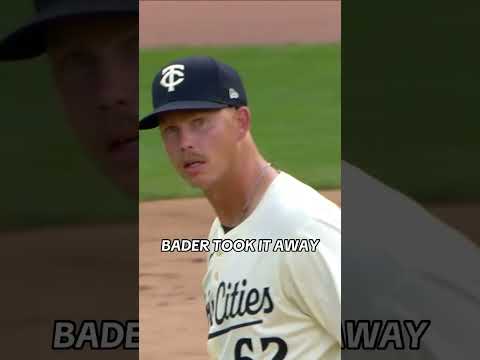 Harrison Bader robs a home run at the wall ⛔️💣