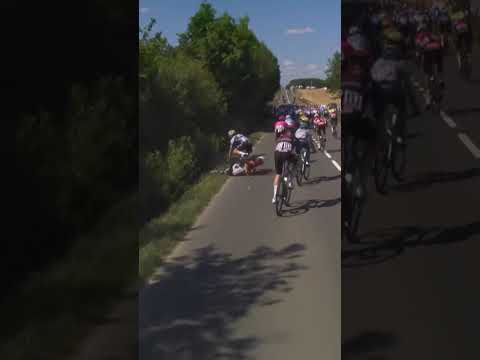 Jonas Rutsch crashes in Tour de France 🚴♂️