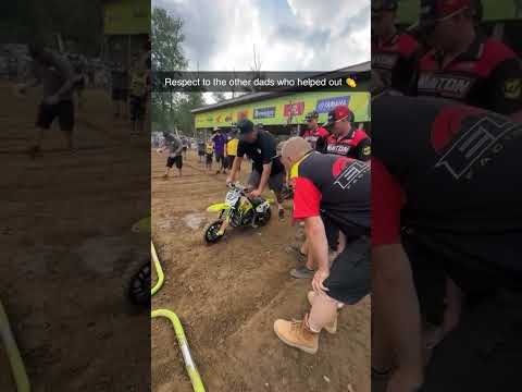 Bike failure at the gate and everyone came to help 🔥👏 (via @jv_filmz/TT)