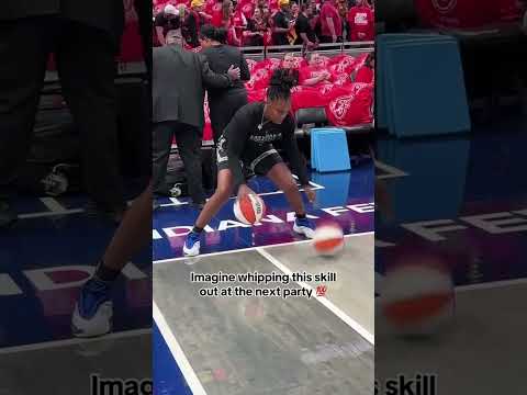 Chelsea Gray with the MOVES 😮💨