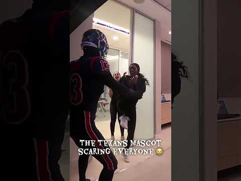 Their reactions are great ๐คฃ (via @texanstoro1/TT)