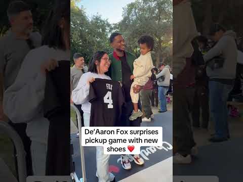 De’Aaron Fox giving back to the community 😊 (via spurs/TT)