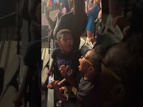 Their reactions are priceless ๐ (via @haleycover7/TT)