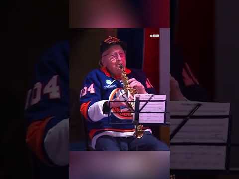 World War II veteran Dominick Critelli played the anthem before the Rangers-Islanders game ๐ท #nhl
