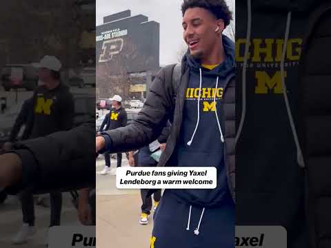 Purdue fans boo Michigan’s Yaxel Lendeborg as the Wolverines arrive to Mackey Arena #purdue #cbb