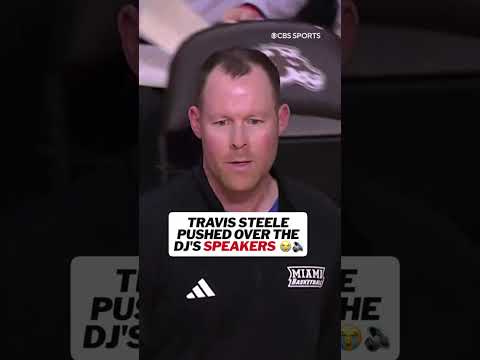 Miami (OH)’s head coach was enraged with the officiating 💢 💢