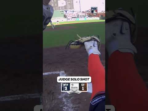 Aaron Judge adds to the Yankees’ lead 🔥 #aaronjudge #baseball #mlb #yankees