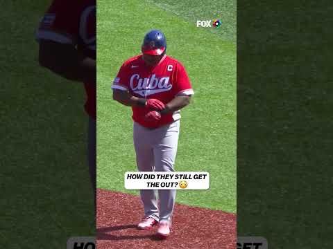 How is this POSSIBLE 🤯 #wbc #glovework #baseball #cuba #panama