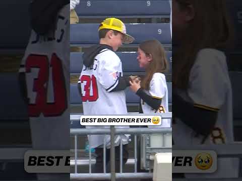 What a moment after Jake Mangum threw up a ball to a sister and brother ☺️ #mlb #pirates #jakemangum