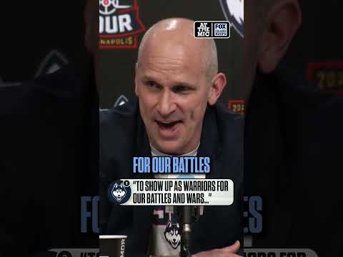 Hurley thanks former UConn players for showing up to the team’s “battles & wars.” #CBB #UConn