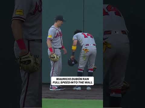 Mauricio Dubón is completely unfazed after running full speed into the wall 😳 #MLB #Braves #Baseball