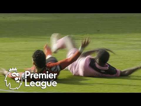 Kevin Danso sent off for taking down Bournemouth’s Evanilson | Premier League