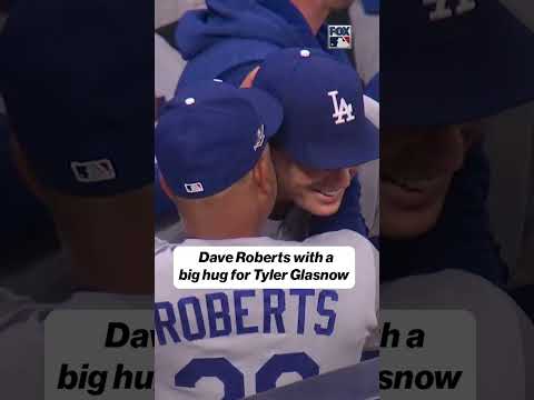 Dave Roberts with a chat with his starter after he came out of the game ⚾️ #mlbonfs1 #ladodgers