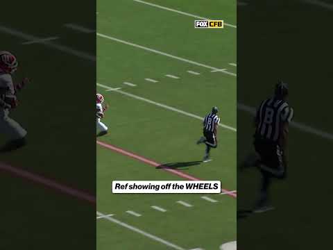 The ref turned on the jets 💨 #football #refs #touchdown